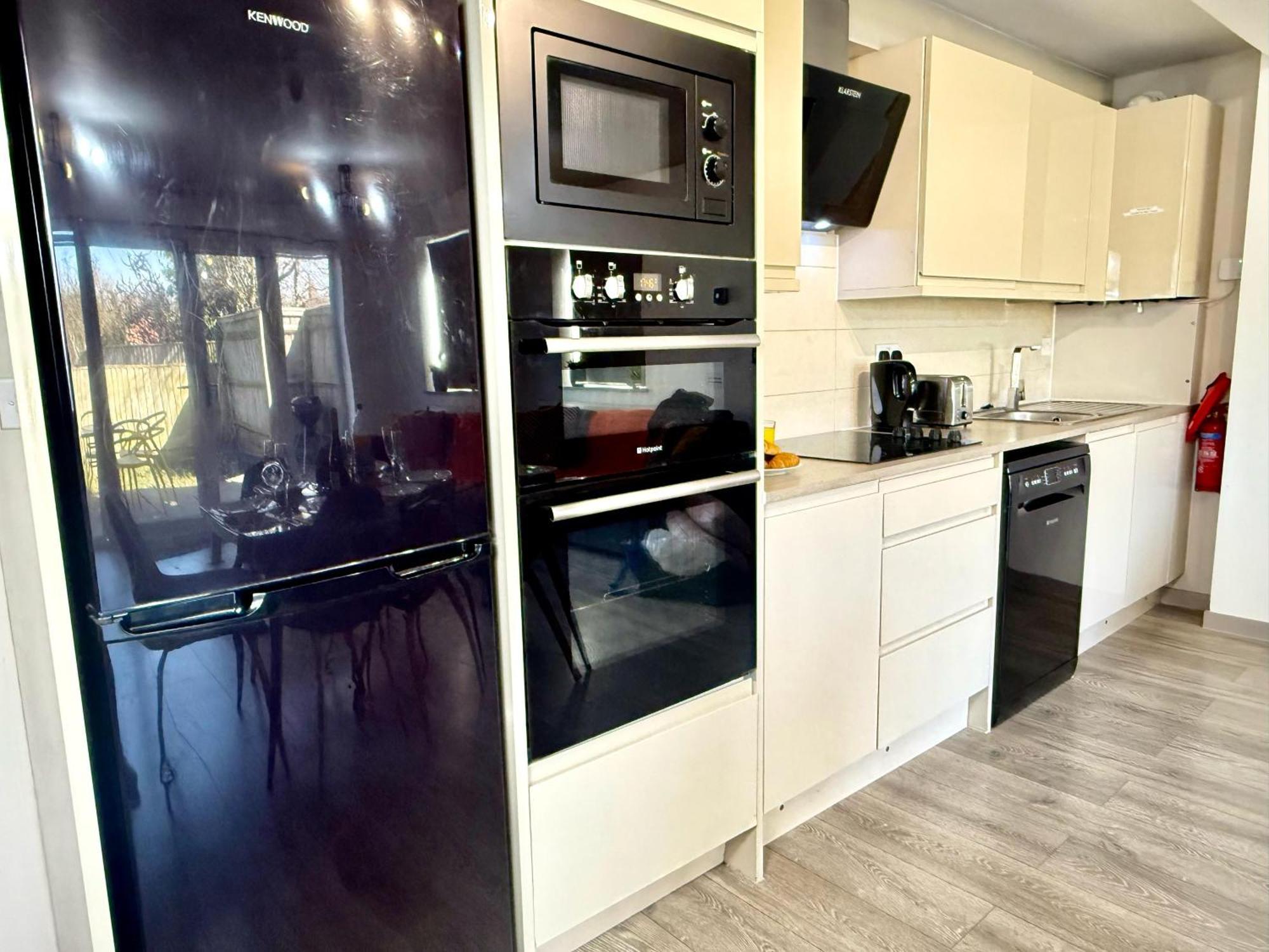 Horizon House, Stunning 2-Bedroom Flat 1, Parking, Netflix, Oxford Buitenkant foto